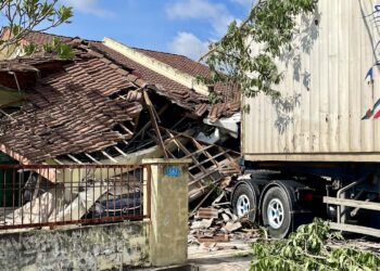 KEADAAN halaman rumah yang roboh setelah dirempuh sebuah treler di Taman Desa Bayanmas, Bukit Kayu Hitam di Kubang Pasu.