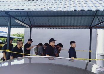 KETIGA-tiga tertuduh dikawal anggota polis ketika tiba untuk pertuduhan membunuh dan mencederakan di Mahkamah Sungai Petani.