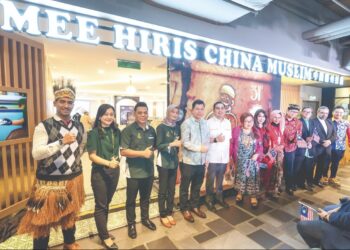 SYAFIQAH (empat dari kiri) dan tetamu kehormat, Tengku Datuk
Dr. Hishamuddin Zaizi (lima dari kiri) bersama tetamu lain pada
majlis pelancaran restoran Mee Hiris China Muslim di Sunway Putra
Mall baru-baru ini.