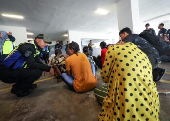 Sebahagian warga Afrika ditahan polis atas pelbagai kesalahan dalam serbuan ke atas beberapa unit kediaman di sebuah pangsapuri di Jalan Ampang. - UTUSAN/MUHAMAD IQBAL ROSLI