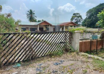 BALAI raya di Kampung Melayu yang terbiar sejak sekian lama akibat tiada pihak yang menguruskannya.