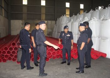 RAUB Selamat (tiga kanan) menunjukkan antara batang paip saluran kabel elektrik TNB yang dicuri empat lelaki di Bandar Dato' Onn, Johor Bahru pada 20 Julai lalu.