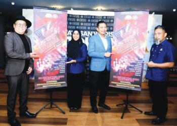(DARI kiri) Ronnie Hussein, Nur Khadijah Hassan, Fairuzahri Jalaluddin dan Ismail Bahari menunjukkan poster Konsert Rindu Bayangan 
di Kompleks Warisan Sultan Abu Bakar, Johor Bahru.