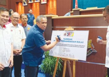 SHAMSUL Azri Abu Bakar (dua dari kanan) menandatangani plak Kulai Fast Line (KFL) semasa lawatan kerja ke Pejabat Majlis Perbandaran Kulai (MPKu) di Johor, semalam. – MINGGUAN/BAAZLAN IBRAHIM