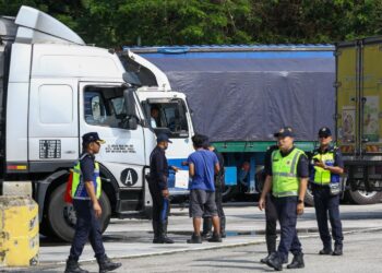 OPERASI Khas Kenderaan Perdagangan yang dijalankan pihak berkuasa di RTC Perak di Gopeng hari ini. - UTUSAN/MUHAMAD NAZREEN SYAH MUSTHAFA