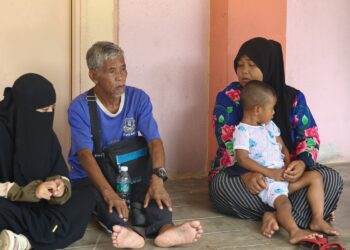 ROSLI Mahadi dan isteri, Khatijah Angah menunggu bedah siasat mayat anak mereka, Nuraina Humaira Rosli di Hospital Sungai Siput. - UTUSAN/MUHAMAD NAZREEN SYAH MUSTHAFA