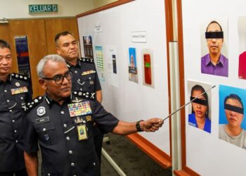 Pengarah Jabatan Siasatan Jenayah Komersial (JSJK) Bukit Aman, Datuk Seri Ramli Mohamed Yoosuf menunjukkan antara gambar suspek-suspek tangkapan kes penipuan pada sidang akhbar di Menara KPJ, Jalan Tun Razak, Kuala Lumpur di sini hari ini. UTUSAN/ILHAM ZAKARIA