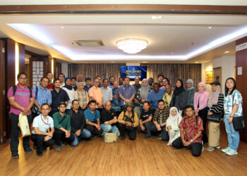 AZIZI Mat Aris (tengah) bersama pengamal media Perak pada majlis makan malam di Ipoh. - UTUSAN