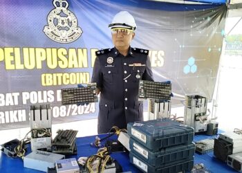 HAFEZUL Helmi Hamzah  menunjukkan barang kes perlombongan bitcoin yang dilupuskan di IPD Perak Tengah di Seri Iskandar hari ini. - UTUSAN