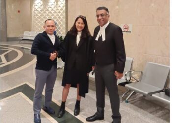 FIKRI Ab. Rahim (kiri) bersama-sama peguamnya di Mahkamah Rayuan Putrajaya selepas prosiding rayuan berkaitan kes maklumat palsu. UTUSAN/NORLIZAH ABAS