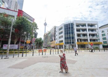 Suasana lengang di sekitar Jalan Masjid India selepas kawasan itu ditutup berikutan insiden lubang benam. – UTUSAN/AMIR KHALID
