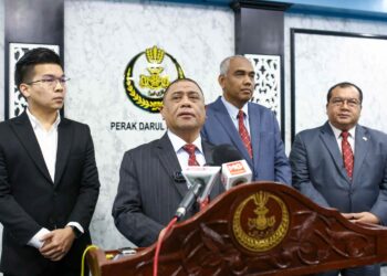 SAARANI Mohamad (depan) dalam sidang akhbar pelancaran Bantuan Baucar Buku Mahasiswa Perak di Ipoh hari ini. - UTUSAN/MUHAMAD NAZREEN SYAH MUSTHAFA