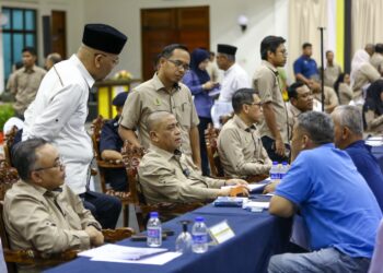 SAARANI Mohamad (tengah) mendengar aduan rakyat pada program Hari Bertemu Pelanggan kerajaan negeri di Kuala Kangsar hari ini. - UTUSAN/MUHAMAD NAZREEN SYAH MUSTHAFA