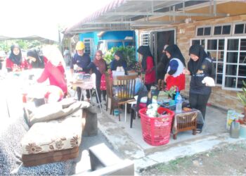 Pelajar Universiti Islam Melaka (UNIMEL) turut membantu membersihkan rumah penduduk yang dilanda banjir kilat di Taman Desa Bayu, Kuala Sungai Baru, Masjid Tanah, Melaka. – UTUSAN/AMRAN MULUP