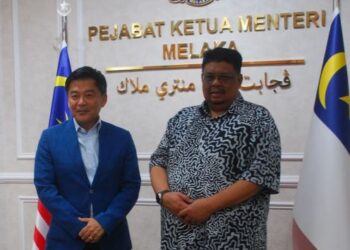AB. RAuf Yusoh dan Michael Goh bergambar selepas mengadakan rundingan di Seri Negeri, Ayer Keroh, Melaka. - UTUSAN/AMRAN MULUP