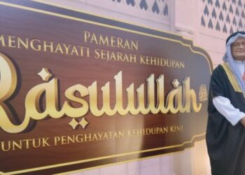 ZAR NUKMAN Sahrin di hadapan pintu masuk pameran Menghayati Sejarah Kehidupan Rasulullah di MITC Ayer Keroh, Melaka.