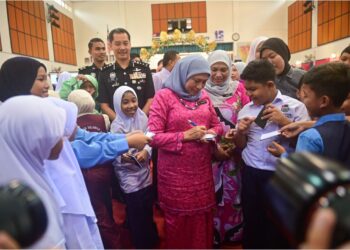 NANCY Shukri (tengah) beramah mesra dengan sebahagian murid yang hadir pada Majlis Perasmian Program Advokasi Perlindungan Kanak-Kanak peringkat negeri Terengganu di SK Sultan Sulaiman 2, Kuala Terengganu, semalam. – UTUSAN/PUQTRA HAIRRY ROSLI