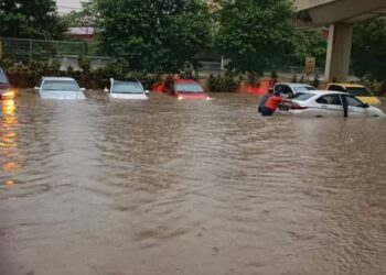 BEBERAPA kenderaan yang diletakkan berhampiran Pusat Dagangan Kuala Lumpur ditenggelami banjir.
