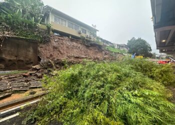 KEJADIAN tanah runtuh di Taman Bunga Raya, Jalan Genting Klang-Kem Wardieburn, Kuala Lumpur akibat hujan lebat, petang tadi.