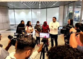 MALA Vello (baju merah) ketika ditemui pemberita di Lapangan Terbang Antarabangsa Kuala Lumpur (KLIA), pagi tadi.
