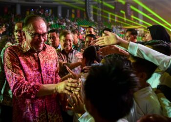 ANWAR Ibrahim hadir ke majlis penutupan Sukan Malaysia (Sukma) 2024 di Stadium Perpaduan, Kuching, Sarawak, malam tadi. - FACEBOOK ANWAR IBRAHIM