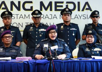 ANIS Rizana Mohd. Zainudin dalam sidang akhbar di Wisma Kastam Pulau Indah, di Klang, Selangor, hari ini. - UTUSAN/AFIQ RAZALI