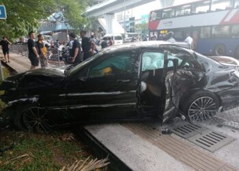 ANTARA kereta yang terlibat dalam kemalangan membabitkan enam kenderaan termasuk dua motosikal di Jalan Cheras, Kuala Lumpur, hari ini.