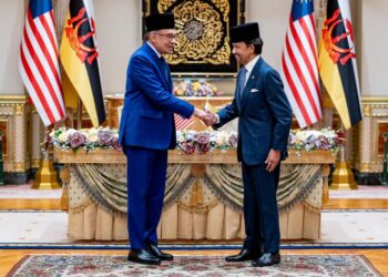 ANWAR Ibrahim bersalaman dengan Sultan Hassanal Bolkiah sempena Rundingan Pemimpin Tahunan ke-25 (ALC-25) di Bandar Seri Begawan, hari ini.