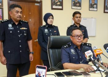 MOHD. Khaizam Ahmad Shahabudin (depan) dalam sidang akhbar di IPD Sungai Siput hari ini. - UTUSAN/MUHAMAD NAZREEN SYAH MUSTHAFA