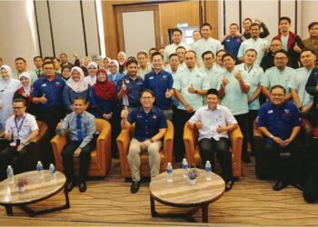LING TIAN SOON (tengah) bersama-sama para peserta Program Malaysian Trauma Life Support  yang diadakan di Iskandar Puteri.