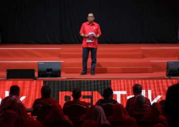 Mohamed Khaled Nordin berucap di PenTalk sempena Perhimpunan Agung UMNO 2024 di WTC, di sini kelmarin. - UTUSAN/FARIZ RUSADIO