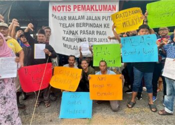 SEBAHAGIAN peniaga pasar malam berhimpun tanda protes terhadap arahan perpindahan ke lokasi baharu ketika ditemui di Pasar Malam Jalan Putra di Alor Setar.
