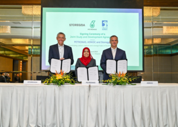 NORA'IN Md Salleh (tengah) pada majlis pemeteraian perjanjian antara Petronas, ADNOC dan Storegga hari ini.