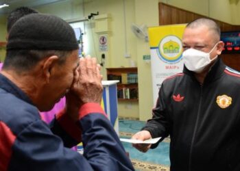 TUANKU Syed Faizuddin Putra Jamalullail berkenan berangkat menyampaikan Sumbangan agihan zakat MAIPs di Masjid Solahuddin Al-Ayyubi Padang Besar Utara, Perlis, semalam.