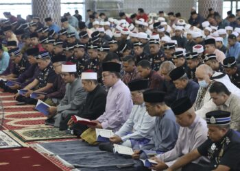 Perdana Menteri, Datuk Seri Anwar Ibrahim diiringi oleh Menteri di Jabatan Perdana Menteri (Hal Ehwal Agama) Datuk Dr Mohd Na'im Mokhtar, Menteri Pertahanan, Datuk Seri Khaled Nordin, Panglima Angkatan Tentera, Jeneral Tan Sri Datuk Sri Mohamad Ab. Rahman dan Timbalan Ketua Polis Negara, Datuk Seri Ayob Khan Mydin Pitchay hadir pada Majlis Bacaan Yasin dan Tahlil sempena Hari Pahlawan di Masjid Negara di sini hari ini. UTUSAN/ AMIR KHALID