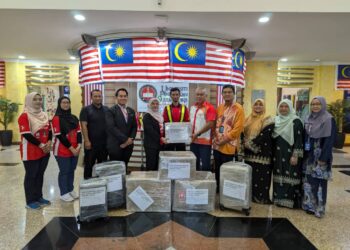 NOORZURIHA Haron Noh Rashid (lima dari kiri) menerima barangan milik Allahyarham Nur Farah Kartini untuk diuruskan penghantaran pulang ke kampung halamannya di Kampung Lereng Bukit, Miri, Sarawak hari ini. - UTUSAN/IHSAN UPSI