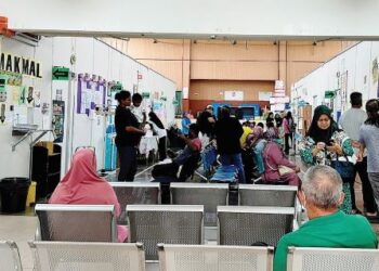 KEADAAN pesakit yang mendapatkan rawatan kesihatan di Klinik Manjoi di Dewan Serbaguna Kampung Manjoi, Ipoh. – UTUSAN/LIYANA RAMLI