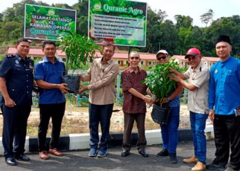 MEOR Roslan Meor Ahmad Rashidi (tiga dari kiri) menunjukkan cili fertigasi yang ditanam pelajar di Maahad Tahfiz dan Kemukjizatan Al-Quran, Air Jernih di Gerik. – UTUSAN/NORLIA RAMLI