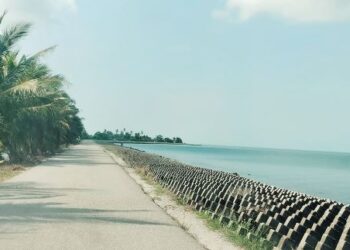 KAWASAN pejalan kaki untuk pengunjung menikmati pemandang indah di Pantai Ban Pecah, Parit Buntar, Perak. – UTUSAN/WAT KAMAL ABAS