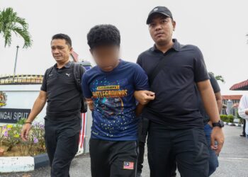 REMAJA lelaki yang disyaki ada kaitan dengan penemuan mayat kanak-kanak Orang Asli, Nuraina Humaira Rosli, 10, di Kampung Bersah, Pos Kuala Mu Sungai Siput  Sabtu lalu dibawa ke Mahkamah Majistret Sungai Siput, hari ini untuk mendapatkan perintah reman. - UTUSAN/MUHAMAD NAZREEN SYAH MUSTHAFA