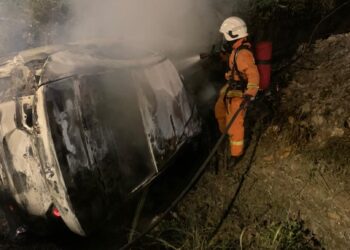 KEADAAN kereta yang terbakar dalam kemalangan di Teluk Intan semalam. - UTUSAN/IHSAN JBPM