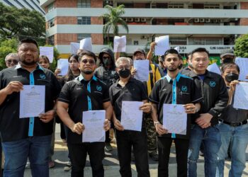 Setiausaha Agung Pertubuhan Kemanusiaan Masyarakat Antarabangsa Malaysia (MHO), Datuk Hishamuddin Hashim (dua kiri) bersama mangsa-mangsa menunjukkan laporan polis yang dibuat berhubung skim pelaburan ala hutang (debt investment) yang diketuai oleh pengarah serta ketua pegawai pemasaran sebuah syarikat di Ibu Pejabat Polis Daerah Sentul di sini, hari ini. GAMBAR: FARIZ RUSADIO