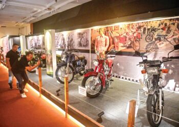 PENGUNJUNG berpeluang melihat dengan lebih dekat motosikal klasik yang dipamerkan di Muzium Negeri Terengganu, Kuala Terengganu, semalam. – UTUSAN/PUQTRA HAIRRY ROSLI