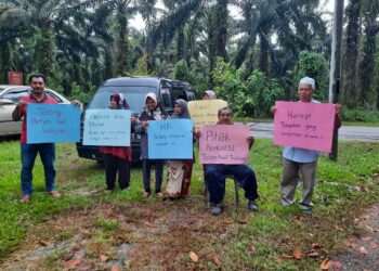 SEBAHAGIAN penduduk membuat bantahan terhadap operasi kuari yang mengganggu kehidupan mereka 
di Kampung Padang, Bandar Baharu, semalam. – UTUSAN/AZAHAR HASHIM