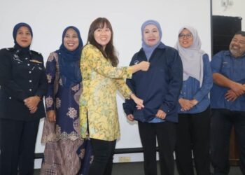 LEONG Yu Man (tiga dari kiri ) memakaikan jaket mediator komuniti sebagai gimik perasmian Sesi Libat Urus Mediator Komuniti Peringkat Negeri Pahang di Temerloh. semalam.