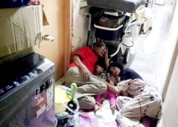 MOHAMMAD Fadeel Hamzah dan keluarganya terpaksa tidur di luar rumah sewa selepas dikunci pemiliknya di Taman Air Biru, Johor Bahru.