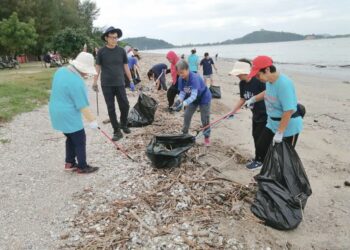 SEBAHAGIAN sukarelawan Beach Cleanup Kedah (BCK) mengutip sampah sarap di Pantai Tanjung Rhu, Merbok, Kedah.