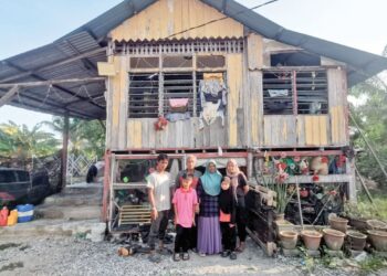 KEADAAN rumah Azman Rahmat dan keluarganya yang mengalami kerosakan pada banyak bahagian di Bagan Datuk, Perak.
– UTUSAN/AIN SAFRE BIDIN