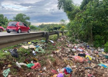 PENDUDUK terpaksa membuang sampah di bahu jalan di kawasan Rancangan Kemajuan Tanah (RKT) Kesedar Jeram Tekoh, Gua Musang, Kelantan disebabkan tiada kemudahan pembuangan sampah. 
– UTUSAN/AIMUNI TUAN LAH