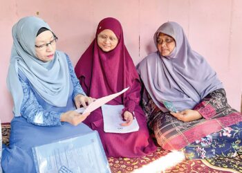 WAN Fahimah Wan Mohamad Othman (tengah) di samping ibunya, Rodhiah Safiee menerima kunjungan Pengerusi Cancer Survivors Malaysia, Zuraini Kamal yang menghulurkan sumbangan di Kampung Kepala Batas, Pedu, Padang Terap.